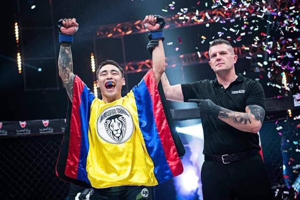 gamacudesign's tweet image. #Felicitaciones La disciplina deportiva, artes marciales mixtas, le dan título en la categoría - 75kg al boyacense nacido en Guateque, #DumarRoa el título lo obtuvo en el campeonato #BRAVECOMBATFEDERATION que se disputó en el país de #Baréin De BOYACA para el mundo 👊🏻💪🏻