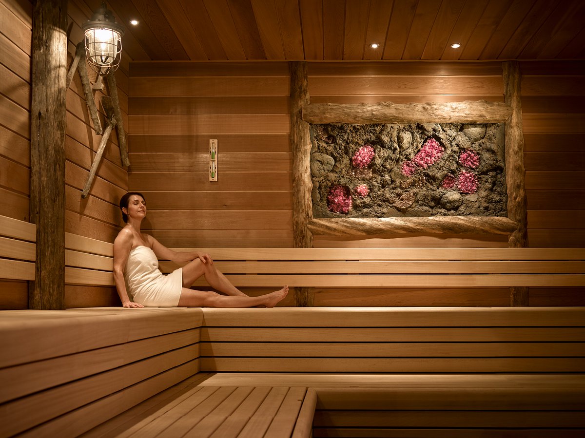 Het is weer vrijdagmiddag, het weekend is in zicht! Hoe ontspan jij meestal na een hectische week? 

Wat dacht je van een heerlijk dagje wellness bij ons? Kijk via de link hieronder eens waar jij blij van wordt en dan zien we je snel! 
thermenbadnieuweschans.nl/sauna/