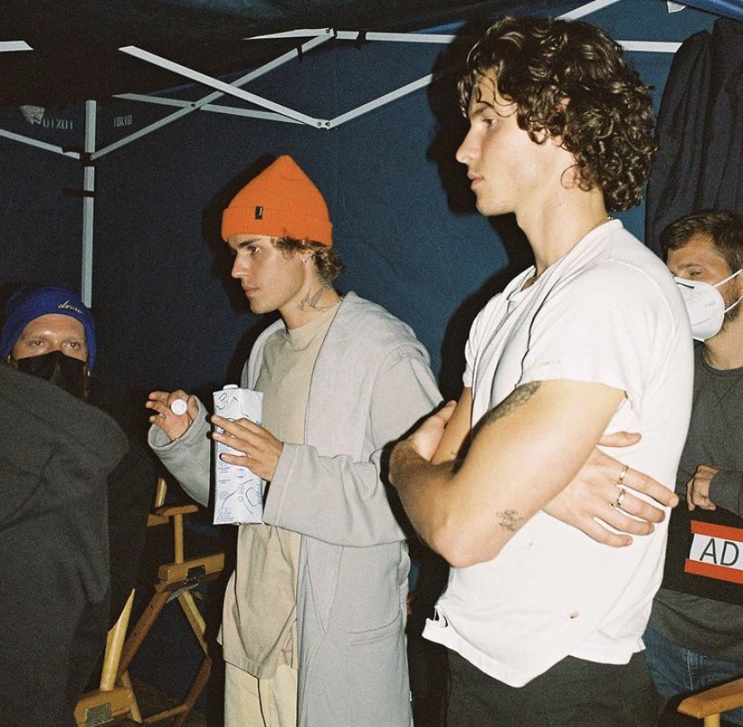 shwnswonders's tweet photo. todo mundo tem que tomar uma garrafa de flow com o shawn.
shawn com o justin: VAI BEBER FLOW SIIM

#monster #MONSTEROUTTONIGHT https://t.co/0HNsWdCjYI