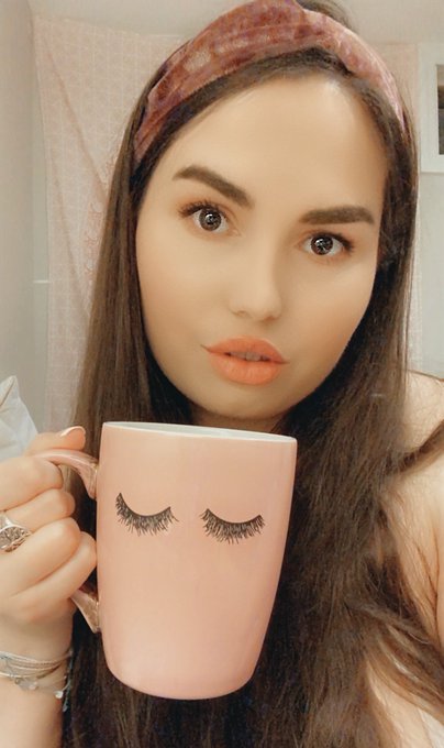 Meditated. Watched 🎥The Invisible Man(so good!!!), made fresh granola, had coffee, &amp; did a photo shoot<a href="/tag/grindtime"class="tags"><span>#grindtime</span></a>