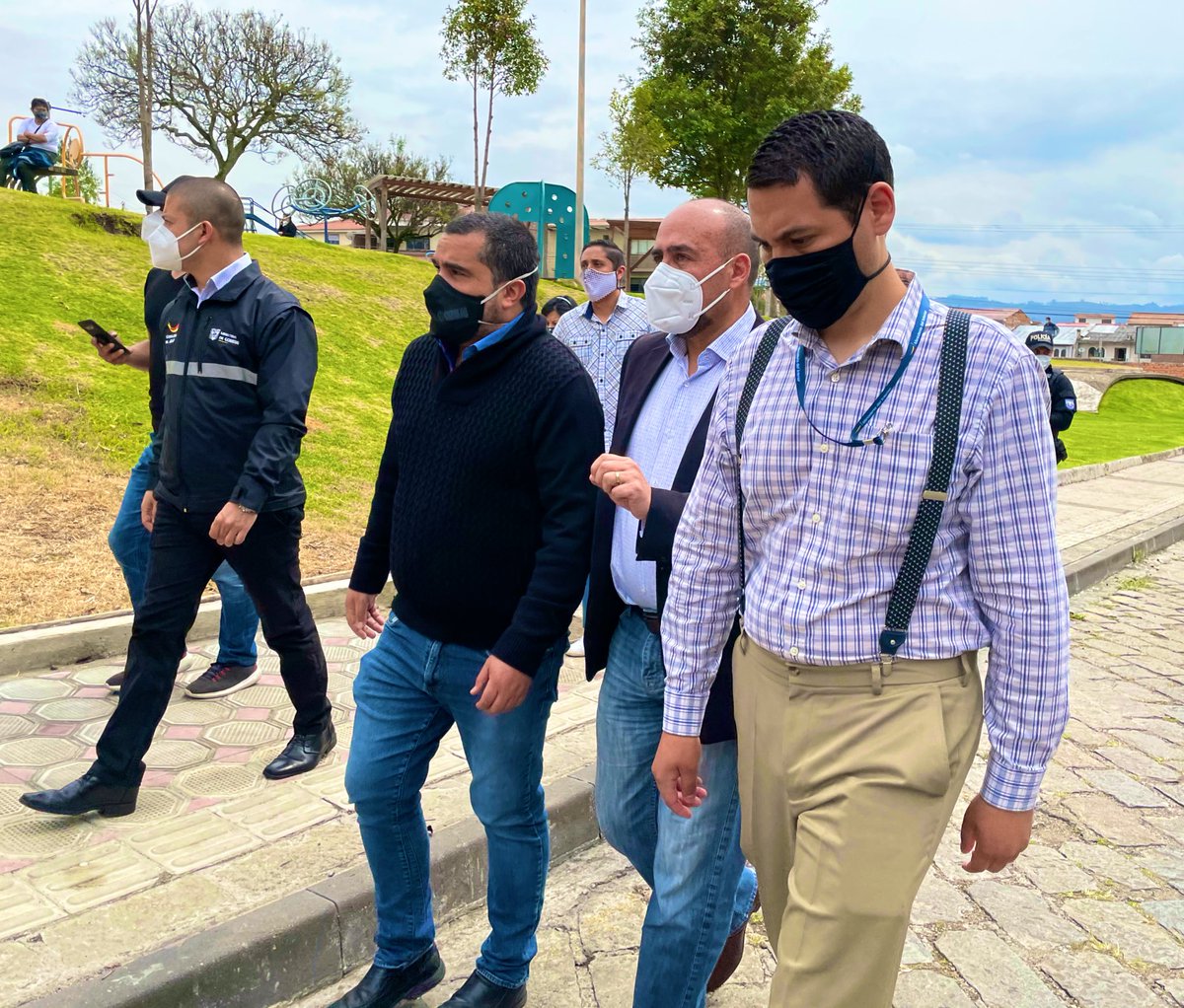 #AHORA | Luego de recibir varias denuncias en los medios de comunicación sobre supuestas ventas de turnos en el <a href="/RegistroCivilec/">Registro Civil Ecuador 🇪🇨</a>. Gobernador <a href="/josejaramillovi/">Jose Jaramillo Vintimilla</a> participa de operativo de control en varios locales ubicados en los exteriores de la entidad en #Cuenca.

<a href="/mariapaularomo/">María Paula Romo</a>