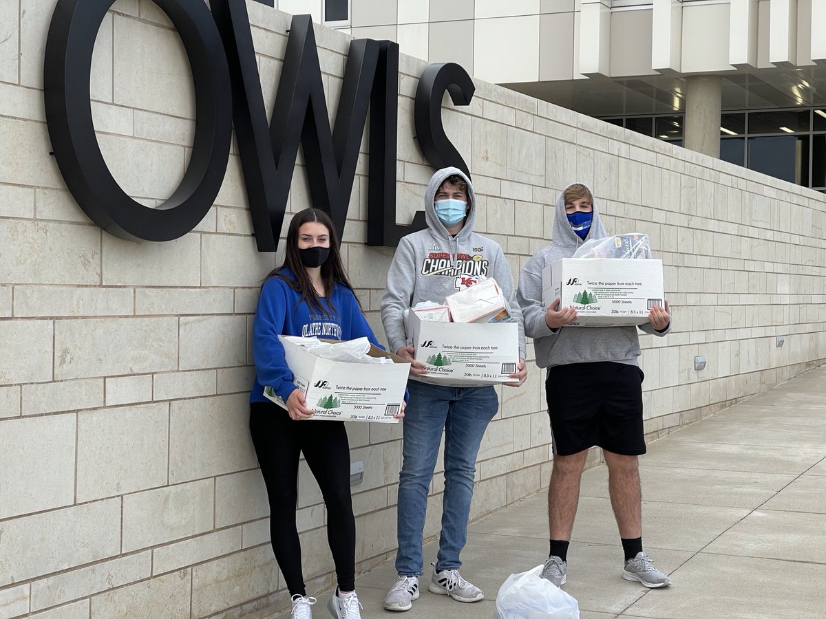 MamaSetley's tweet photo. Unloading more donations for our food drive. How’s that for service with a smile? #OWGiveaHoot https://t.co/DPaJJn4Ha0
