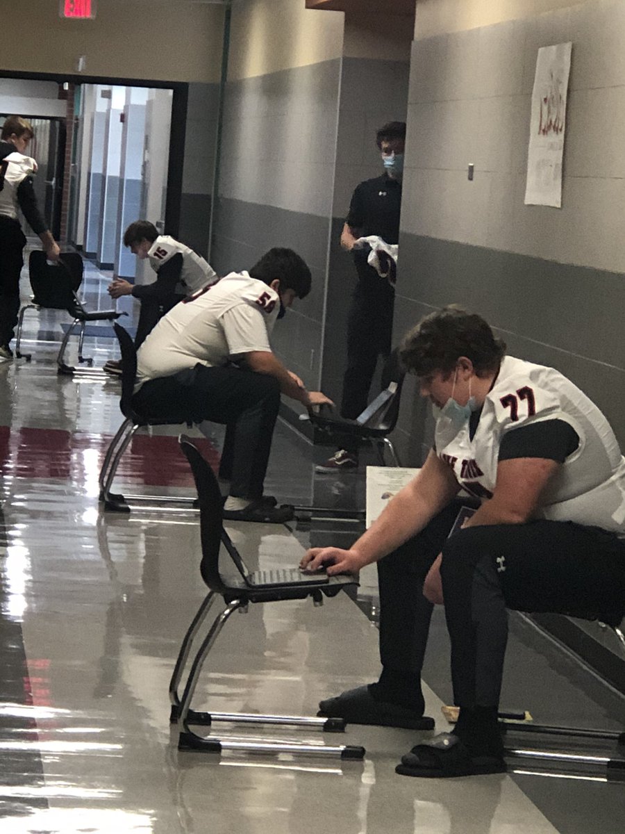 Love this tradition ❤️<a href="/LTHSCavFootball/">Lake Travis Football</a> Varsity players meeting (these days, virtually) with elementary classrooms-chatting, reading a story, and answering LOTS of questions from the littles 🤣