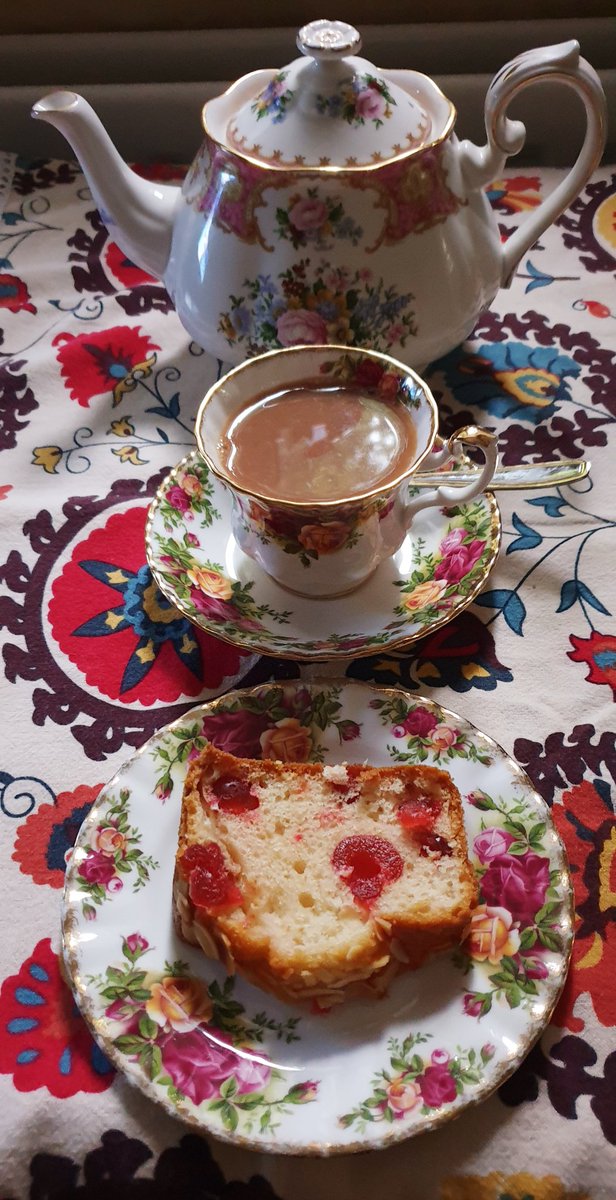 mjhptcott's tweet photo. What better on a dull cold afternoon than @Mansionfarmshop Lincolnshire tea+ cherry/almond cake!....๐๐๐ #boootiful https://t.co/Py37PdhZXq