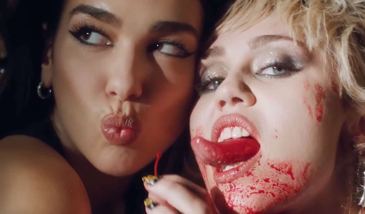 RollingStoneCol's tweet image. #LanzamientosRS| #MileyCyrus publicó su tan esperada colaboración con la artista británica @DUALIPA. Escucha 'Prisoner', el segundo adelanto de 'Plastic Hearts' --&amp;gt; bit.ly/2ULeyXi

#MileyDuaPrisoner