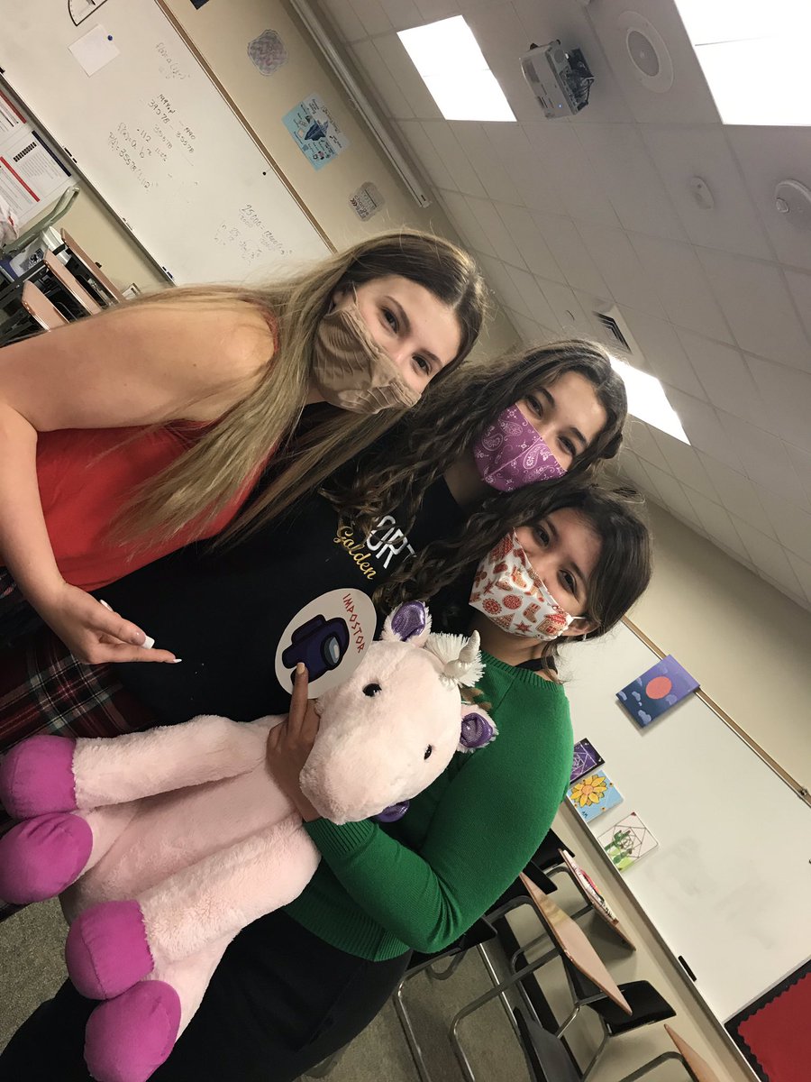 PorterHSStuCo's tweet photo. the imposter has been found‼️@PorterSpartans @PHSGOLDENGRACES https://t.co/lVEOiu94qW