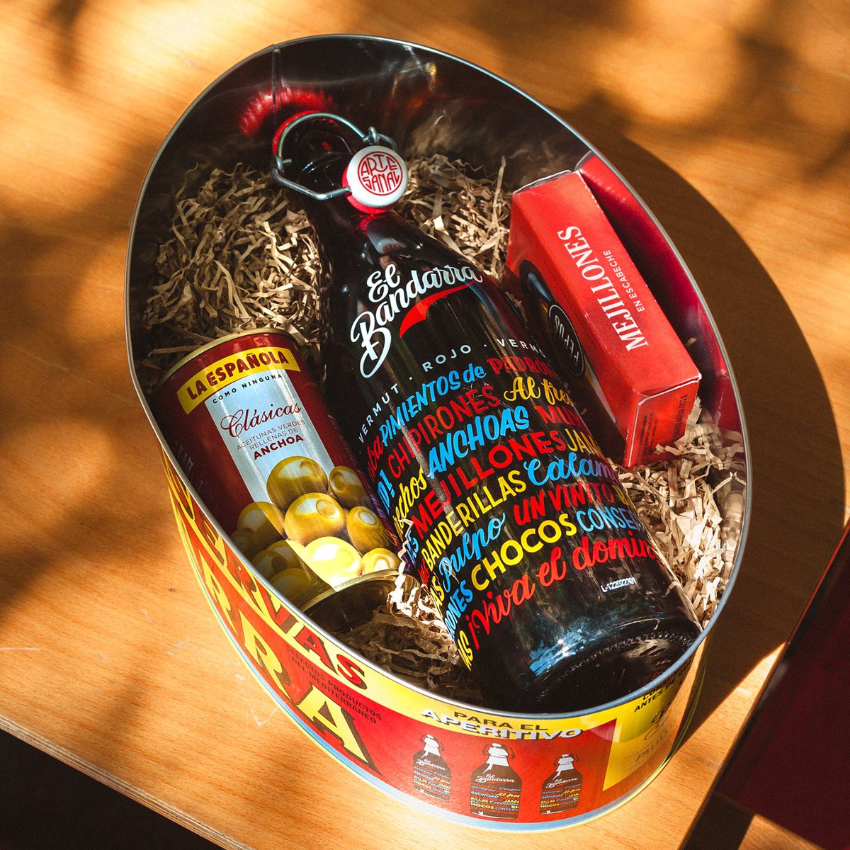 democraticwines's tweet photo. ¿No conoces la #LataBandarra? Este pack tiene propiedades infinitas: regalo, decoración, kit de aperitivo e incluso como bandeja. Consíguela por 25,95€ en https://t.co/40XDMRPOih. ¡Nos las quitan de las manos! #democraticwines #elbandarra #wehaveadrink #vermut #vermutoclock https://t.co/hytvWg8YWp