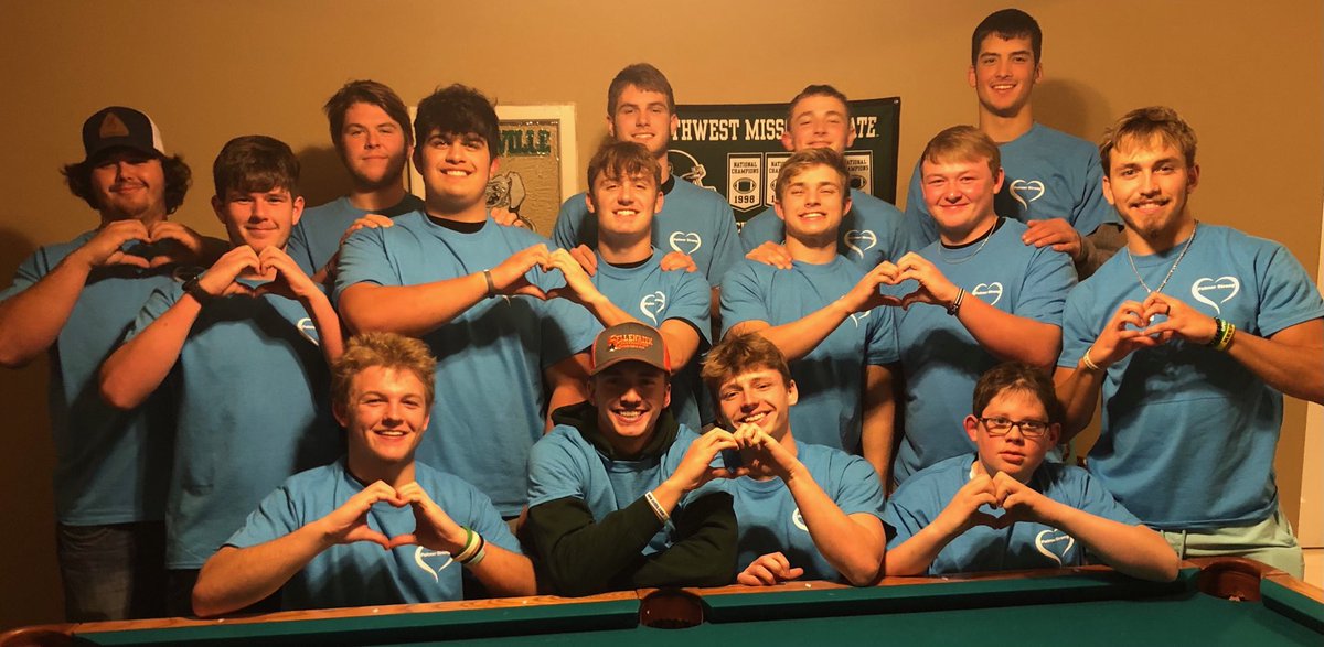 Maryville High School football seniors paying tribute to the Palmer Family. “Palmer Strong”! The love and kindness of this gesture goes beyond and is a reflection of their families, their school, and their Head Coach ⁦<a href="/SpoofhoundFoot1/">Coach Matt Webb</a>⁩. #muchrespect