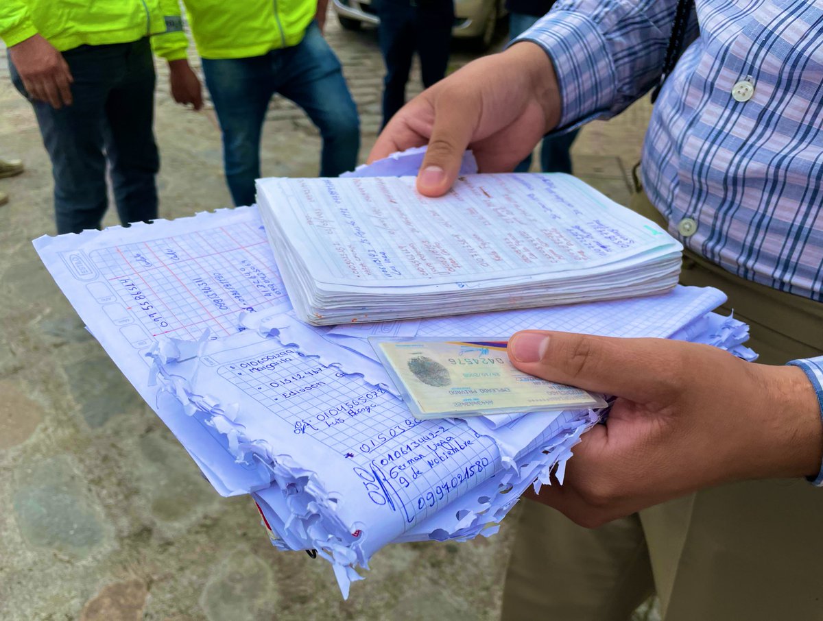 Operativo liderado por <a href="/azuayinten/">Intendencia del Azuay</a>, <a href="/goberazuay/">Gobernación del Azuay</a> y <a href="/MinGobiernoEc/">Ministerio de Gobierno Ecuador</a>, además participa <a href="/PoliciaEcuador/">Policía Ecuador</a> y <a href="/RegistroCivilec/">Registro Civil Ecuador 🇪🇨</a>.

En dos locales comerciales, se encontraron alrededor de 150 turnos impresos. Se presume que se estaría cobrando entre $2 a $30.

<a href="/mariapaularomo/">María Paula Romo</a>