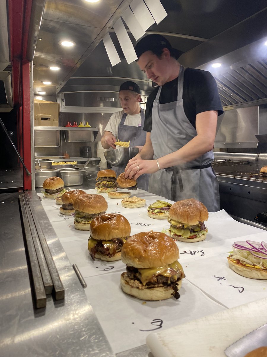 leebyechef's tweet photo. ‘they came, they saw, they conquered’
Top night @Tuddenham_Mill
Best in the business @steakandhonour
👊🏽🍔🔥
#localcollab #supportindies #cambsfood #suffolkfood https://t.co/rLmRVoLIdI