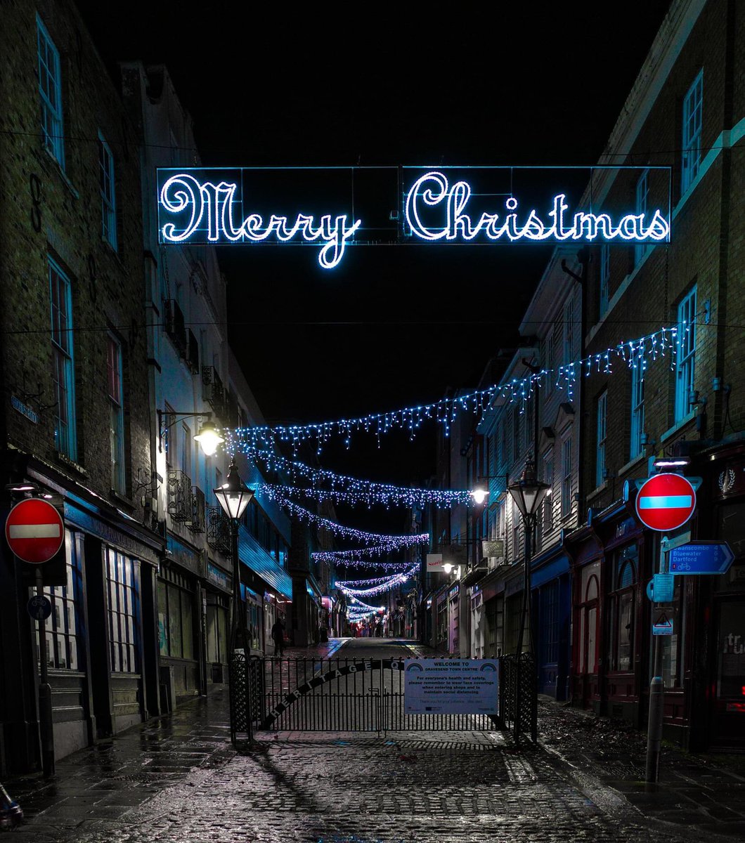 GravesendTCM's tweet image. From tonight you are free to enjoy #Gravesend town centre Christmas lights. They’ll be on until 6 January, please visit alone or in your family/social bubbles #onecommunity #staysafe #Christmas2020
