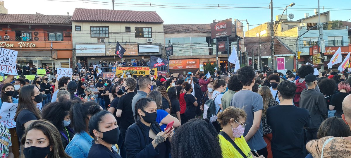 winniebueno's tweet photo. Porto Alegre 

20 de novembro de 2020.
Dia Nacional da Consciência Negra e do luto enraivecido pela morte de mais um homem negro no interior de um supermercado. https://t.co/M9jrfFNXQp
