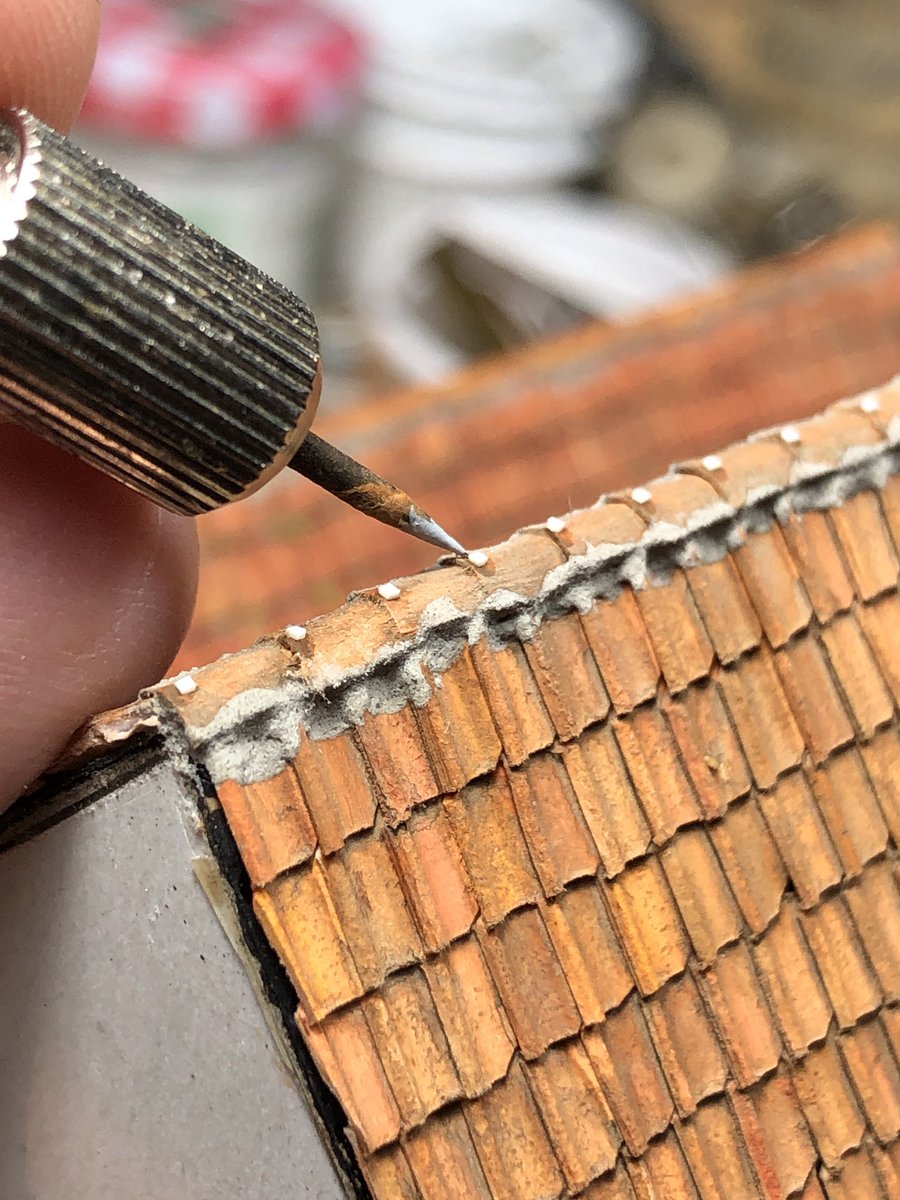 Geomeier's tweet photo. Die Dacharbeiten sind zum Abschluss gekommen. Die Fenster sind eingesetzt und Gardinen aufgehängt. https://t.co/WDVGAbGhJV
