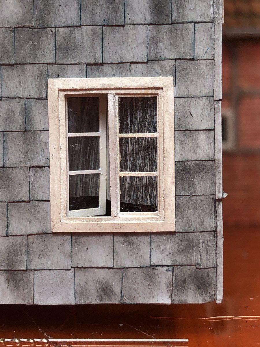 Geomeier's tweet photo. Die Dacharbeiten sind zum Abschluss gekommen. Die Fenster sind eingesetzt und Gardinen aufgehängt. https://t.co/WDVGAbGhJV