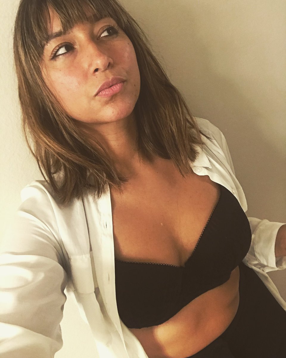 Ambitar_08's tweet photo. “I am my own muse, I am the subject I know best. The subject I want to know better.” - Frida Khalo  #moods #staysexy https://t.co/2dAOmZIOp9
