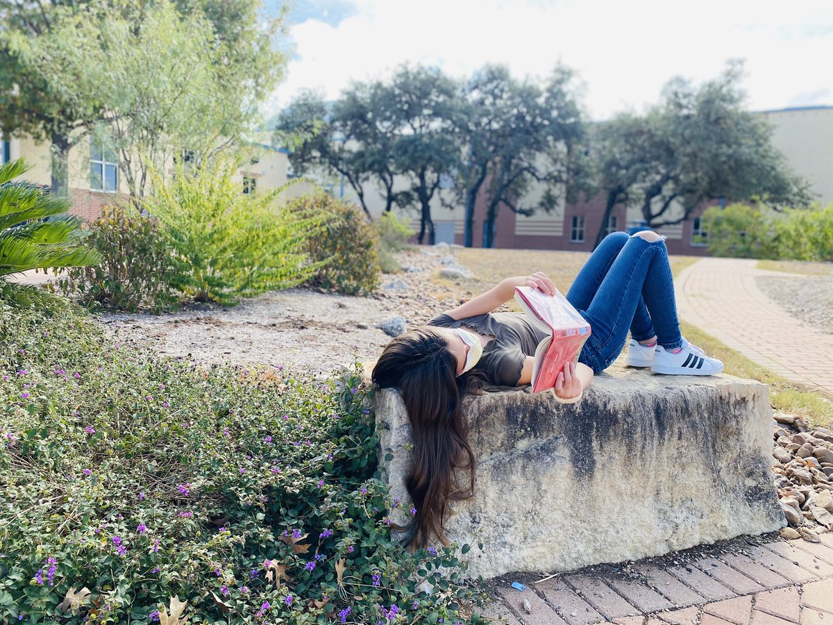 KuentzLeaders's tweet photo. Reading in the garden is the best way to end our day before the break 🦃 #garden #MindfulMoments #ecoteacher #HappyThanksgiving https://t.co/RXCC4vSD9i