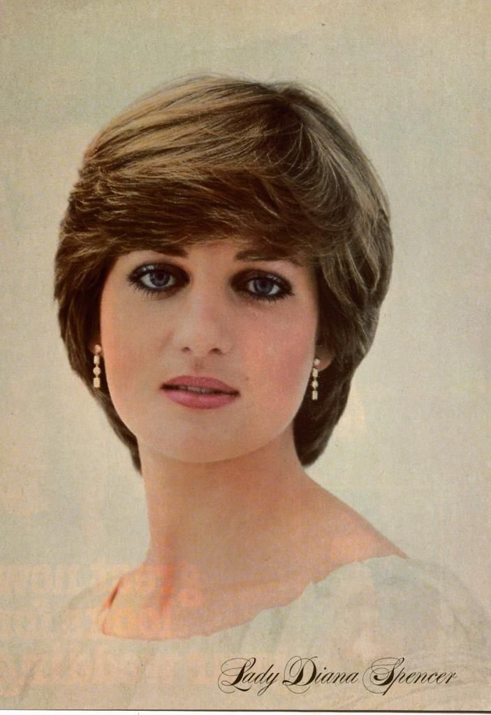 Elle a d’ailleurs le regard typique des contacts de Ketu avec un Luminaire: un grand regard rêveur, attirant, intrigant mais presque triste.