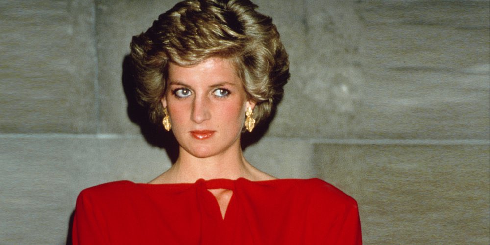 Elle a d’ailleurs le regard typique des contacts de Ketu avec un Luminaire: un grand regard rêveur, attirant, intrigant mais presque triste.