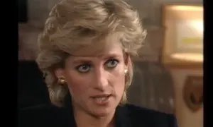 Elle a d’ailleurs le regard typique des contacts de Ketu avec un Luminaire: un grand regard rêveur, attirant, intrigant mais presque triste.