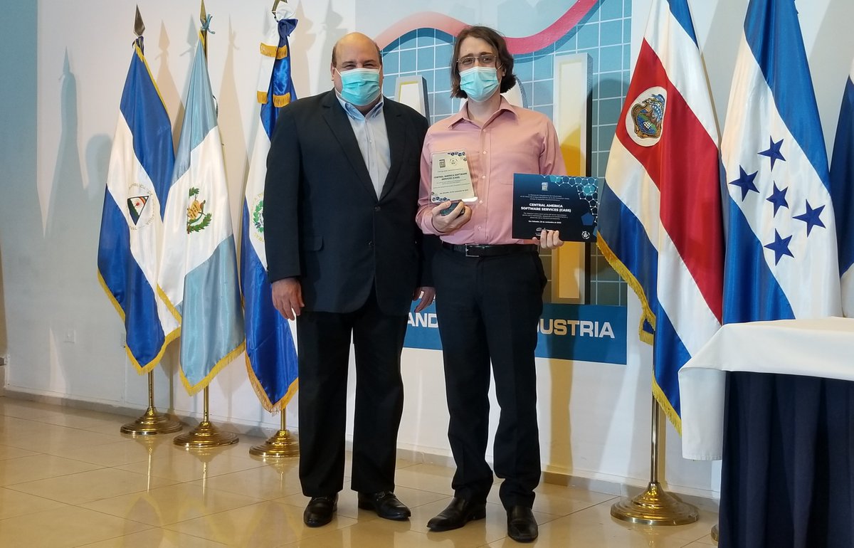 asielsalvador's tweet photo. En el marco de #ASIInnovationWeek2020, ASI entregó un reconocimiento a su empresa socia #CASS por destacar en el sector tecnológico y apoyar la transformación y desarrollo de la Industria salvadoreña. Recibe su CEO @RDespinoy
#Industriales #Innovación https://t.co/wbuc5xBA3P