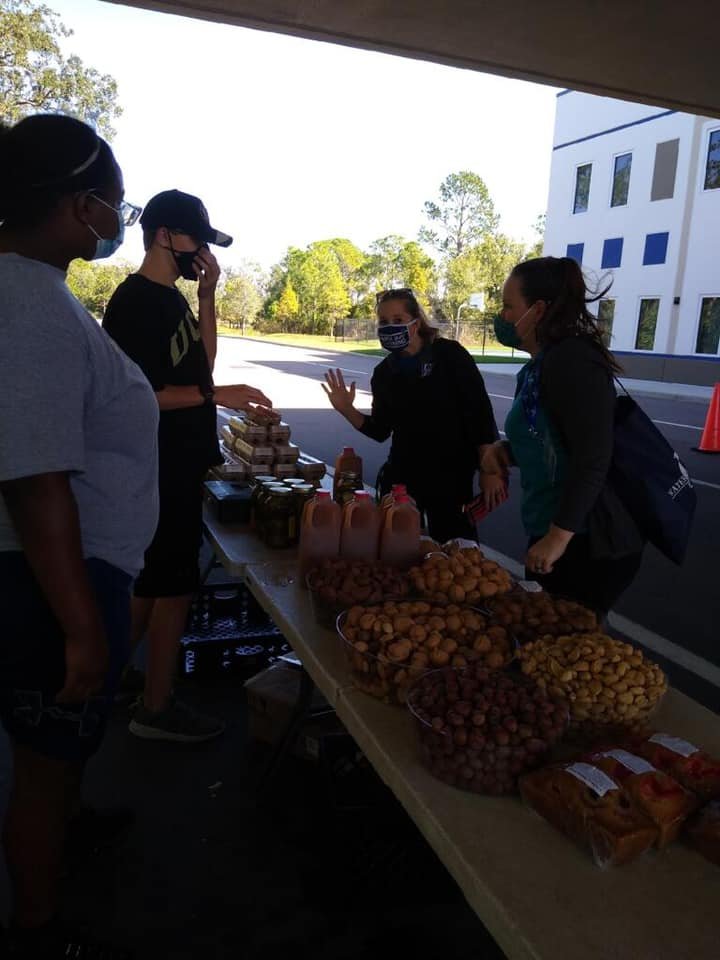 WatersetLightn1's tweet photo. As a way to say thank you to our teachers for their hard work, we partnered with Michael Ball with Edward Jones, Southern Cooling and Heating, and Cypress Creek Produce Co-Op to provide fruits, vegetables, &amp;a gift card for a Thanksgiving turkey! @LTMorris_EDU @EddieRuiz531 https://t.co/KnAFbcllkY
