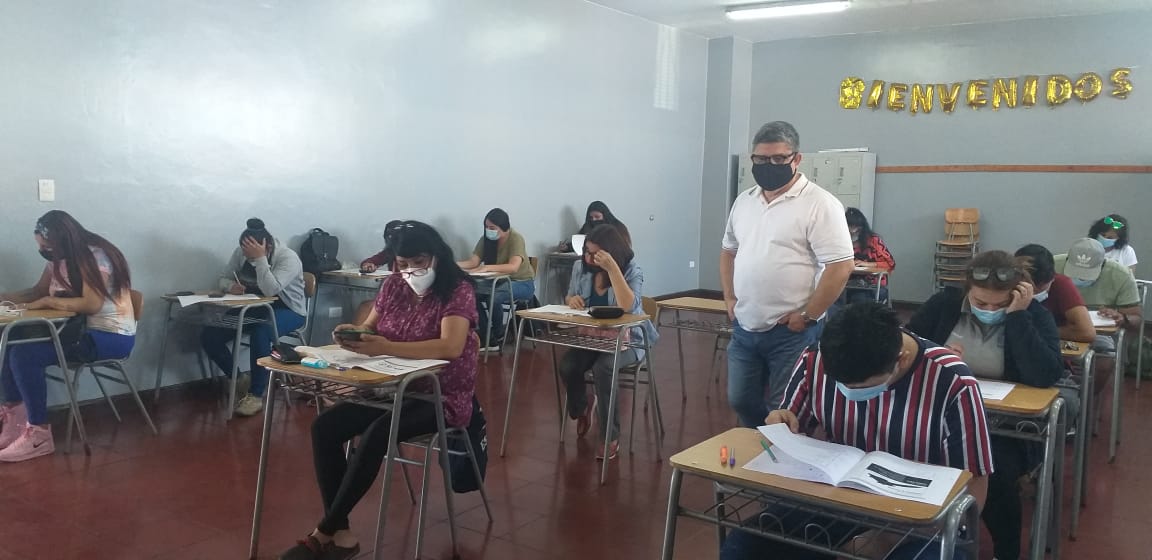 aiigremio's tweet photo. Alumnos de #Iquique que participan del #Programa Nivelación de #Estudios, rindieron exámenes por la segunda oportunidad que permite la modalidad. 
El proyecto pertenece al @Mineduc y es ejecutado por la 
@aiigremio a través de su Otec #Indcap. 
#Tarapacá https://t.co/P1K52LAJz9