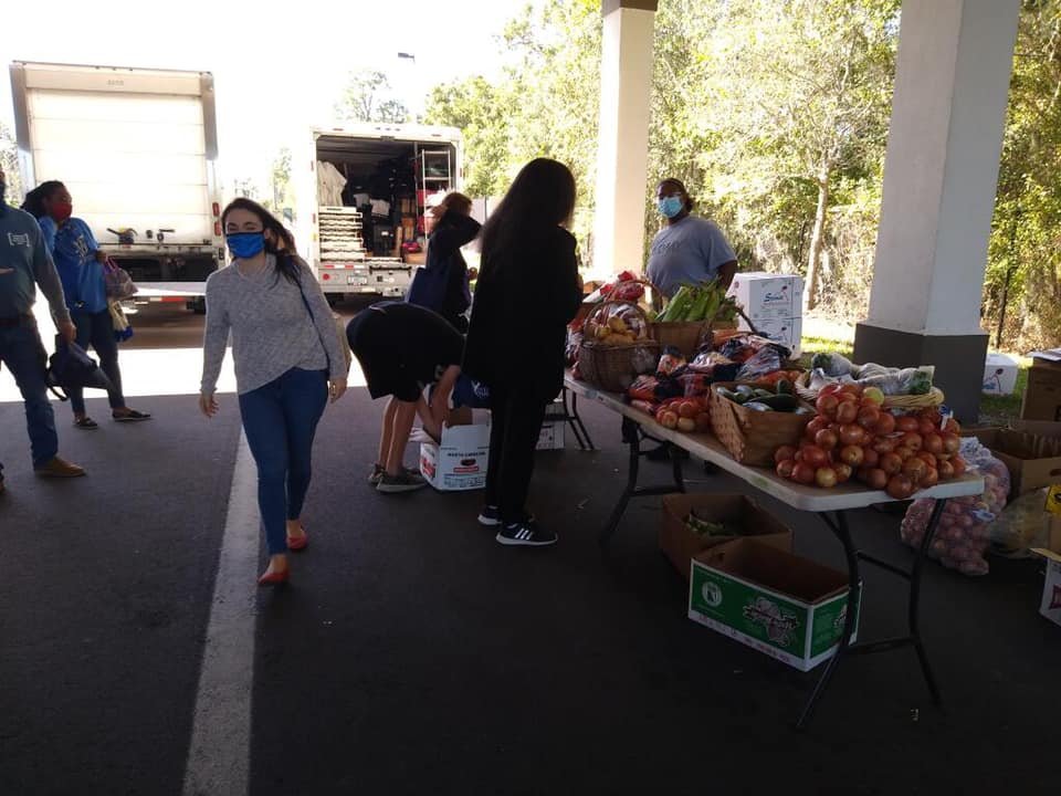 WatersetLightn1's tweet photo. As a way to say thank you to our teachers for their hard work, we partnered with Michael Ball with Edward Jones, Southern Cooling and Heating, and Cypress Creek Produce Co-Op to provide fruits, vegetables, &amp;a gift card for a Thanksgiving turkey! @LTMorris_EDU @EddieRuiz531 https://t.co/KnAFbcllkY