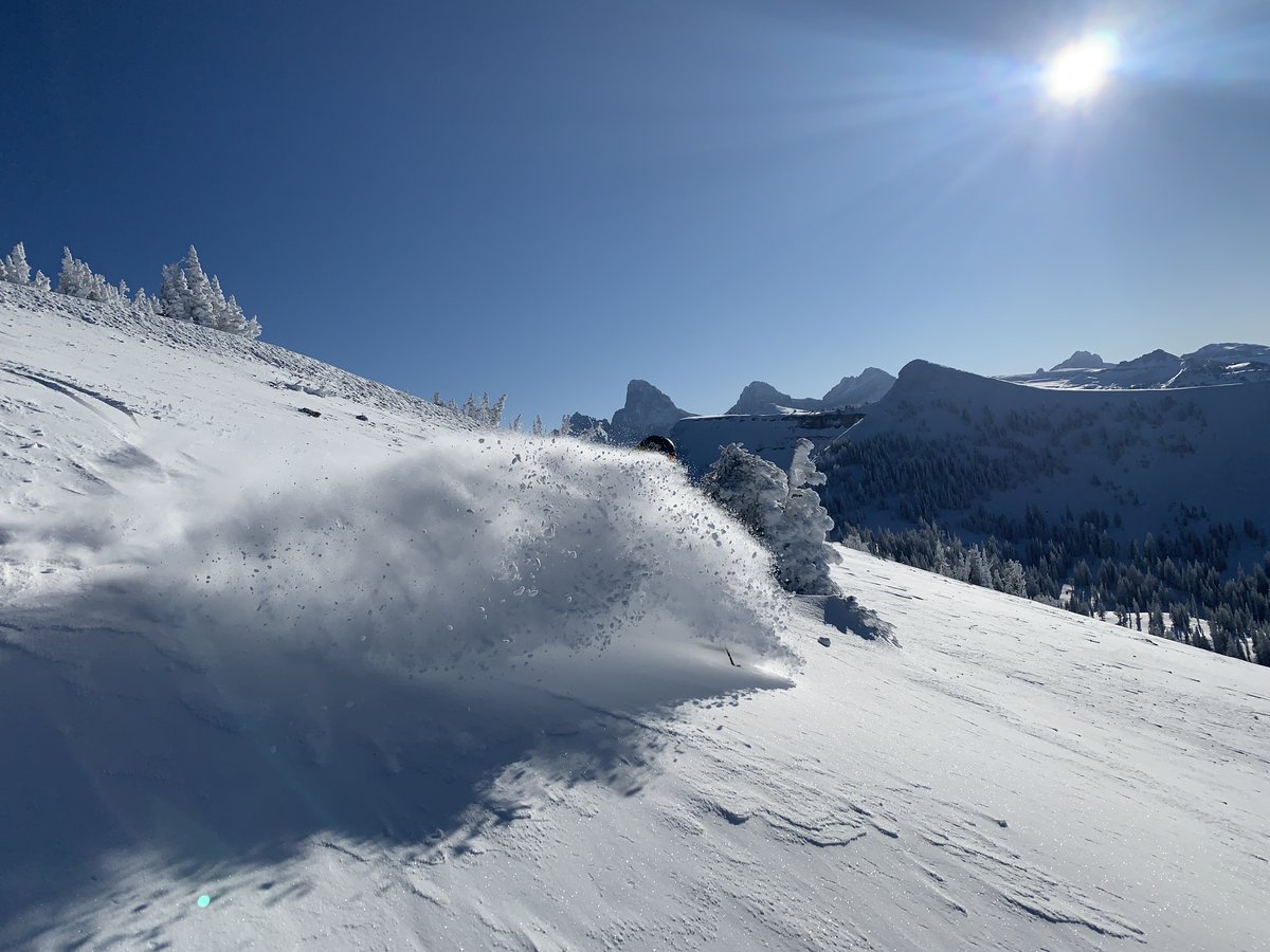 grandtarghee's tweet photo. Here's to a safe and healthy season. It's going to take all of us working together to make it through to April. Be kind, be respectful, and be in the know before you go. We can't wait to share the powder with you!
#bekind
#keepwintersafe
#targheevibe https://t.co/ksX2yNTiT3