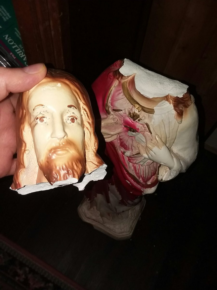 If breaking a mirror is 7 yrs bad luck,
What the heck happens when you decapitate Jesus???😯
My Mom just showed me this.
I'm dying.😂
She didn't want me to post the photo at first.
She is laughing about it now.😂
#LifeIn2020