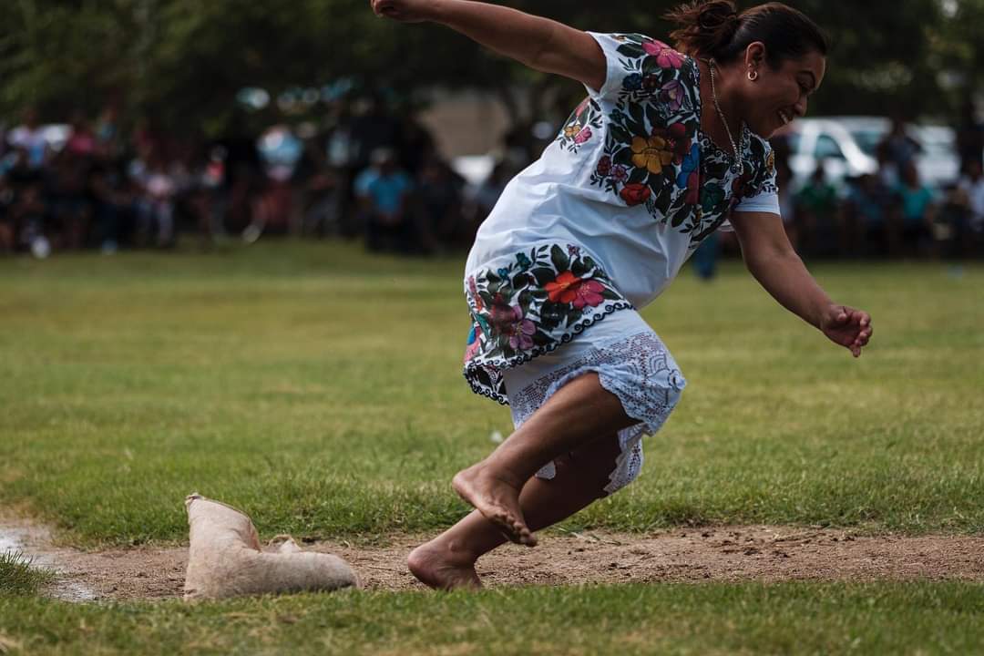 Ellas son Las Diablitas de Hondzonot, Tulúm. Un equipo de softbol digno de admiración, su uniforme es el hipil y juegan descalzas por comodidad. <a href="/lopezobrador_/">Andrés Manuel</a> <a href="/bienestarmx/">Bienestar</a>  necesitan de su apoyo más allá de lo deportivo. Son un ejemplo