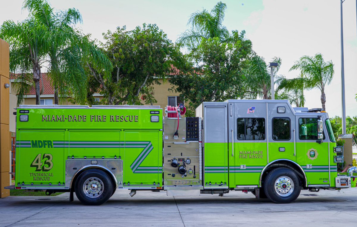 MiamiDadeFire's tweet photo. #MDFR has welcomed into its fleet #Engine43! The new Sutphen is a fire engine with a 1000-gallon water tank, which is larger than the average fire engine in Miami-Dade County.
For more info on the engine’s capabilities: https://t.co/zyTHVpGZck https://t.co/6pvz3ldOM8