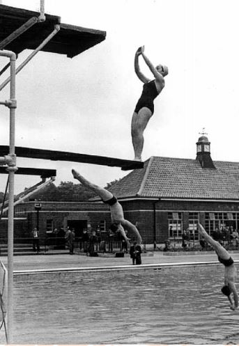 Victoria Park lido opened with some fanfare the lido allowed mixed gender swimming & featured terraces for spectators and sun-bathers, showers and refreshment facilities. Here some of the display swimmers at the opening in 1936.