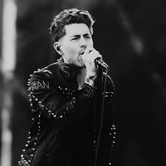 Happy birthday to Davey Havok who is still hot even if he won\t wear makeup anymore. 