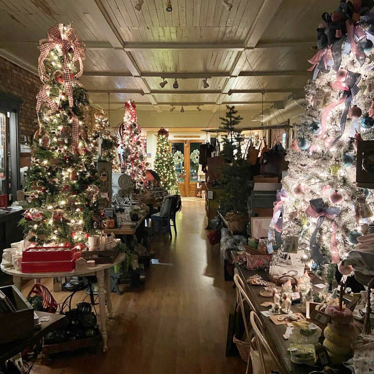 AlabamaRetail's tweet photo. Raise your hand if your tree is already up 🙋, and if you're spending your weekend decorating, our Alabama retailers have the perfect decorations to add some much-needed joy to your home. #ShopAlabama #KeeptheCheerHere #KeepAlabamaOpen https://t.co/VfRIqpTsBs