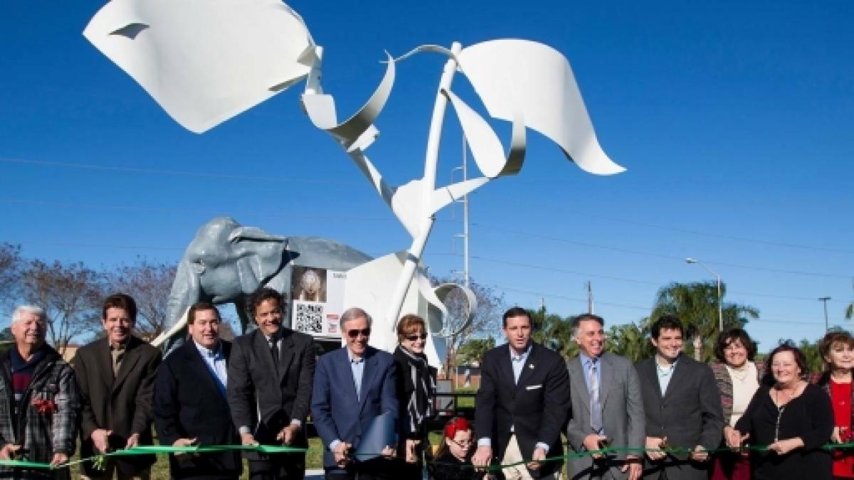 Text at the bottom of the marker says to scan a QR code “for a tour of Little Palermo” or visit  http://www.awe.news&nbsp; for more info. AWE is an abbreviation for “Awesome Wildlife Effort”, one of Marsala’s other initiatives. They put up an abstract statue of an elephant in Kenner