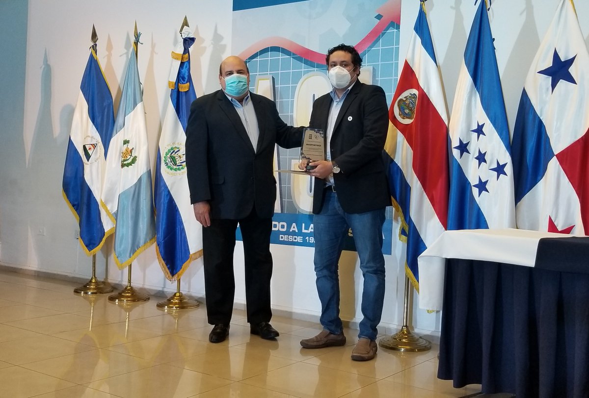 asielsalvador's tweet photo. En el marco de #ASIInnovationWeek2020, la ASI entregó un reconocimiento a su empresa socia #SMARTMETRICS por su contribución al desarrollo de la industria y del rubro tecnológico. Recibe su fundador, Bruno González #Innovación #Industriales #ElSalvador https://t.co/s3OTX547R6