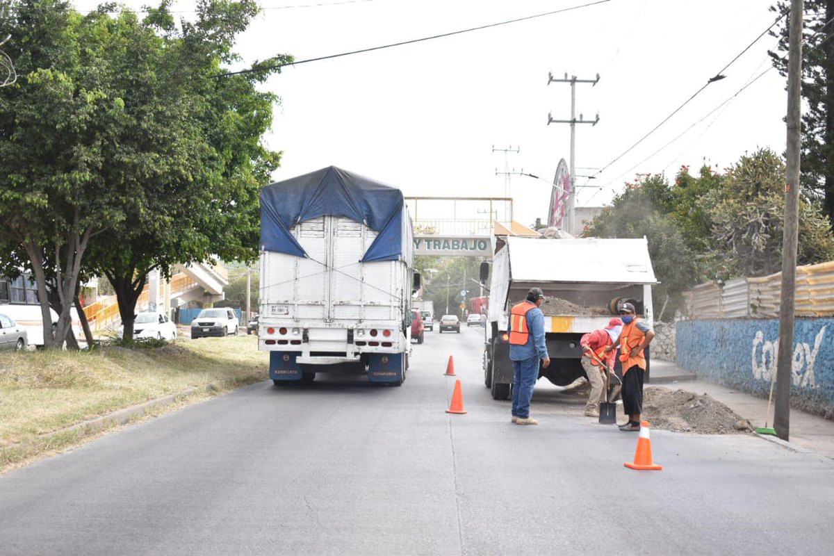Morelos_2025's tweet photo. Personal de la secretaría de Desarrollo Sustentable, Obras y Servicios Públicos, Predial y Catastro del Gobierno de #Jiutpec, continúan con los trabajos de limpieza y embellecimiento del bulevar Cuauhnáhuac. https://t.co/C1Nohgt06U