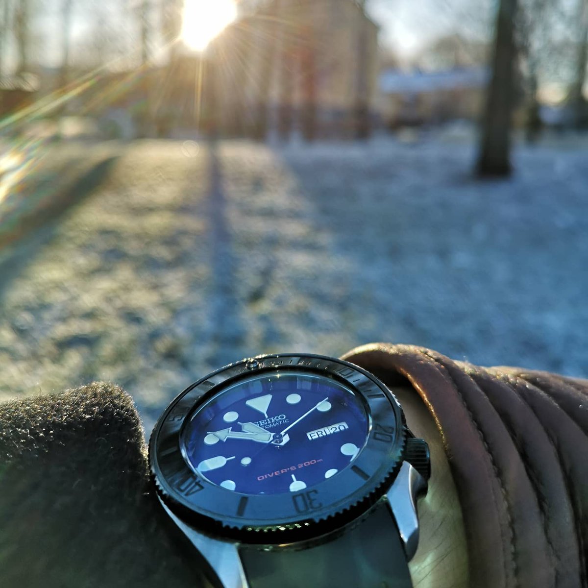 abcxyz_jp's tweet photo. 今日起きたら雪でびっくり。まだマイナス1度なのでそこまで寒くはない。

#newwatchalert #seikomod #skxmod #namokimods #Helsinki #snow #winter #冬 #雪 #ヘルシンキ #セイコーmod https://t.co/xqW0FmKtsJ