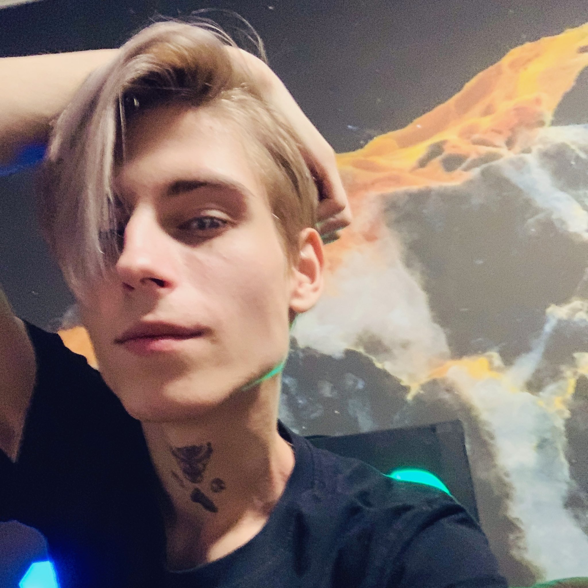 Casey sey: “-Online??” Tp link: https://t.co/3E3wVdP5r2 https://t.co/KHGNtlQQr9