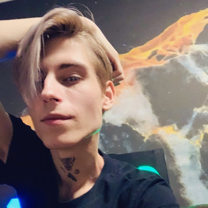 Casey sey: “-Online??” Tp link: https://t.co/3E3wVdP5r2 https://t.co/KHGNtlQQr9