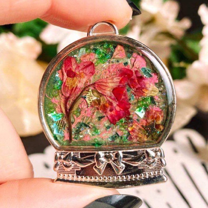 castleofgems's tweet photo. ❆ Holiday Collection Thread ❆

✧ all crafted by my best friend &amp; co-creator @visionsbykenzie ✧

available TODAY at 6pm central! link is in bio.

♡ reply with which one is your favorite &amp; rt it! ♡

left: purple essence 
right: viridian dream https://t.co/b2TApPrh5G