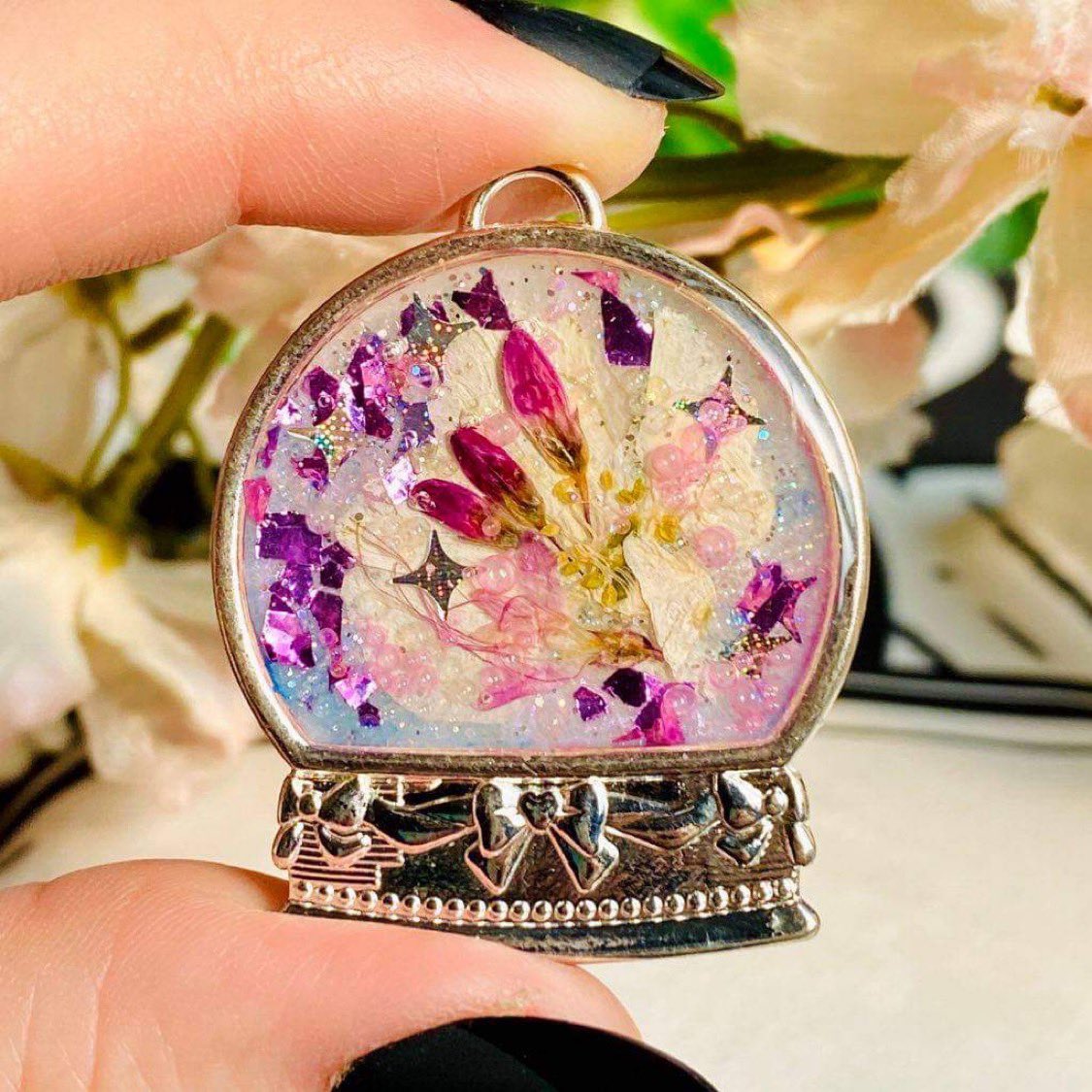 castleofgems's tweet photo. ❆ Holiday Collection Thread ❆

✧ all crafted by my best friend &amp; co-creator @visionsbykenzie ✧

available TODAY at 6pm central! link is in bio.

♡ reply with which one is your favorite &amp; rt it! ♡

left: purple essence 
right: viridian dream https://t.co/b2TApPrh5G