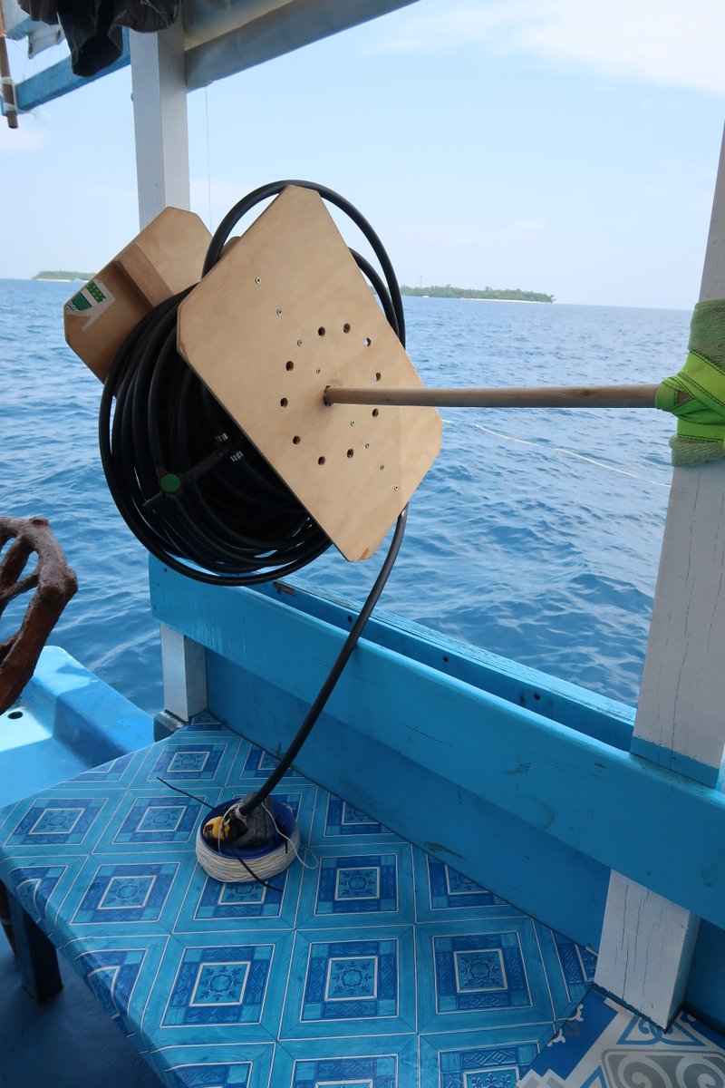 We also tried a new method (thanks to the creative idea of my partner!) to collect seawater from deeper depths (50 m) beyond dive limitations – a surface hand pump with a 50+ m weighted hose paired with a depth recorder!  (6/n)