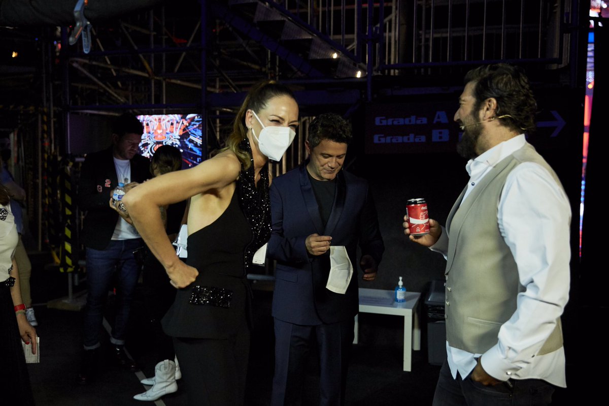 antoniorozco's tweet photo. Este programa fue el primero tras el confinamiento...pero no había mascarilla que pudiera esconder la alegría de volvernos a encontrar 💓  #LaVozFaseFinal
@evagonzalezf 
@AlejandroSanz 
@LauraPausini 
@PabloLopezMusic 
@grupoboomerang 
@LaVozAntena3 https://t.co/J47nkvmKmv