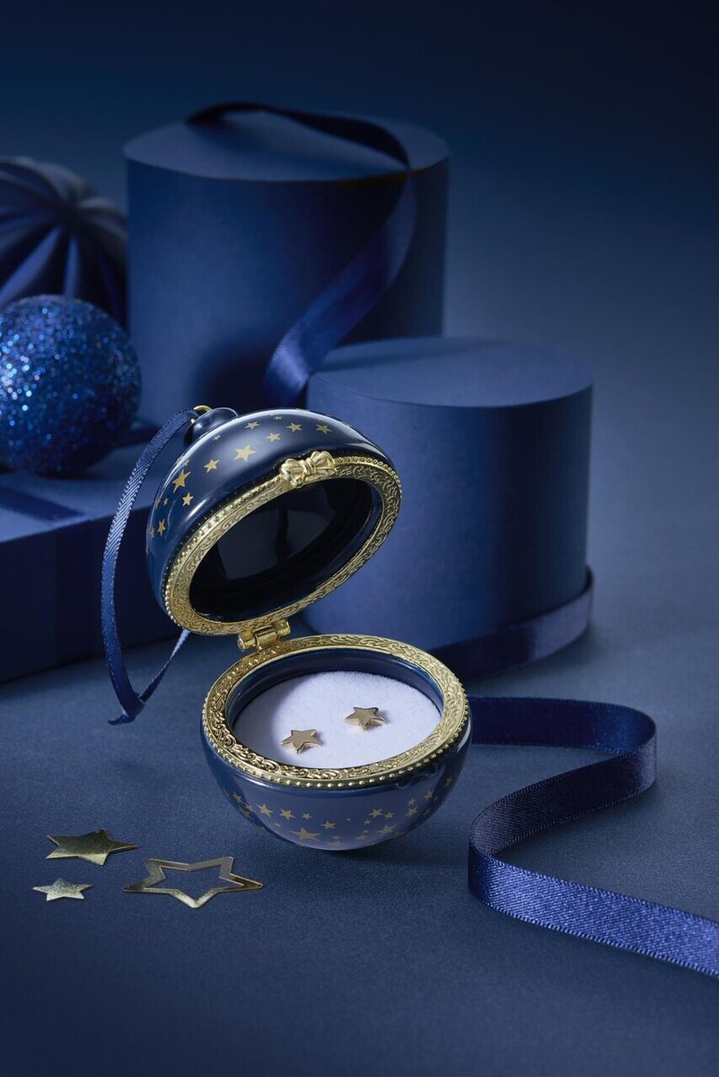 RachelCapper2's tweet image. Not only are these earrings lovely but they come in a decorative ceramic bauble for £7. 🎄

Do you think this could work for your tree? Have you fallen in love with the earrings?
#ChristmasGiftIdeas #GiftIdeas #ChristmasTree
wu.to/j8iFob