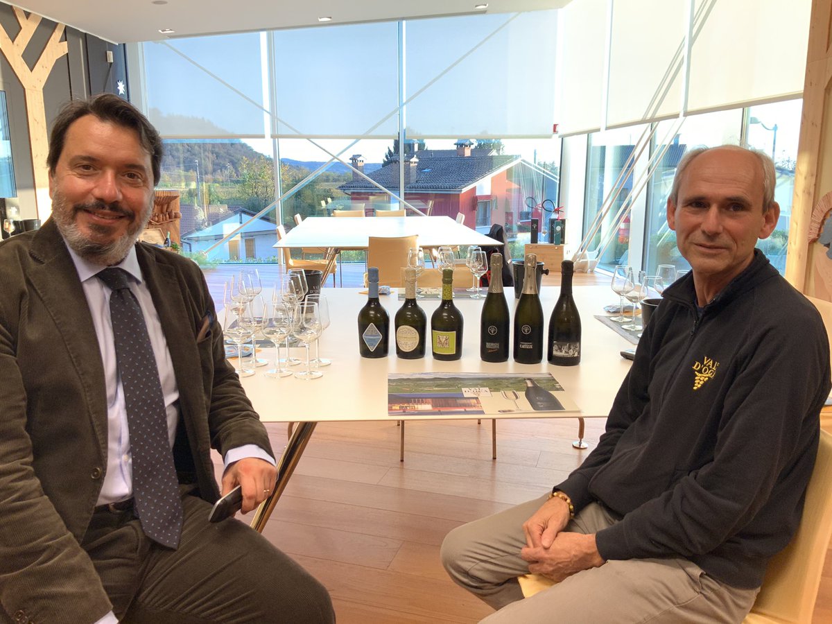 GuideEspresso's tweet photo. La Cantina Produttori Valdobbiadene, seicento soci su circa mille ettari di vigneti, tiene molto, nelle sue attuali strategie, alla valorizzazione dei Prosecco “Rive” colline che peer esposizione e conformazione del terreno consentono all’uva di raggiungere altissima qualità https://t.co/AgvPDg0n3S
