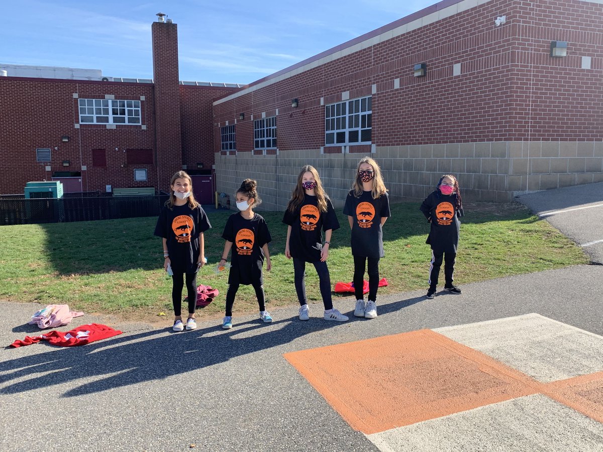 OneSweetBunch's tweet photo. Loving our new SPIRIT shirts! @TeachAntoun #SSSpirit https://t.co/XtUR9zTfO9