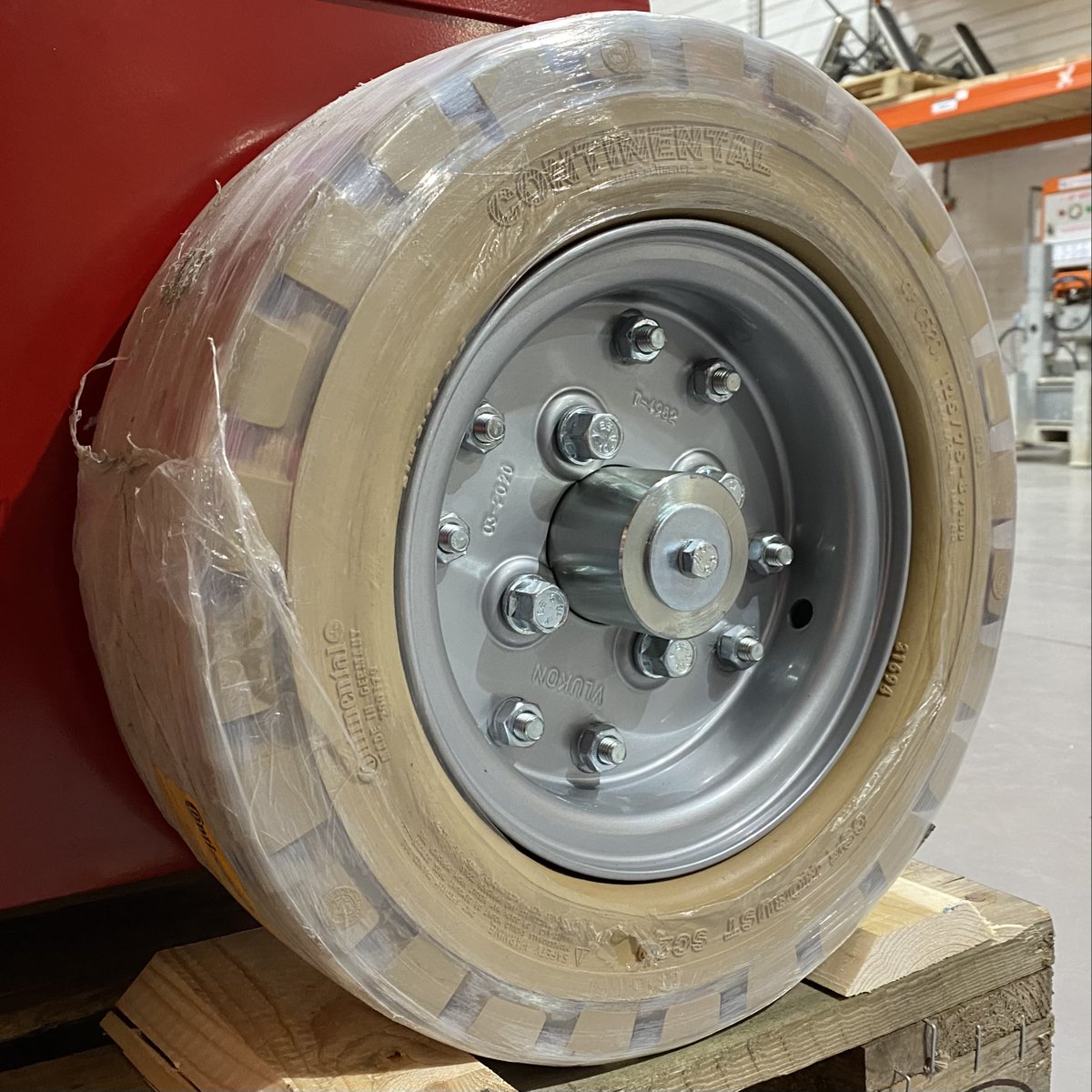 industar_uk's tweet photo. One of our tow tugs ready to go to its new owner!

This V-Move XL was ordered with a few fancy extras, including these none-marking wheels. 

💻 info@industar.co.uk
☎️ +44 (0)370 741 7600
📲 Message us on our socials

@VerhagenLeiden #verhagenleiden #towtugs #vmove #industar https://t.co/3RmiS7Gj0g