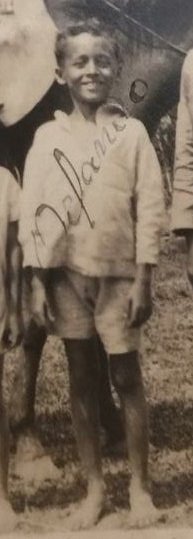 Meu Avô Josef Weintraub era loiro de olhos azuis. Meu avô Orlando Vasconcellos era "moreno" (foto abaixo). Abraços e beijos não têm cor! Parem de nos dividir! Somos todos brasileiros!