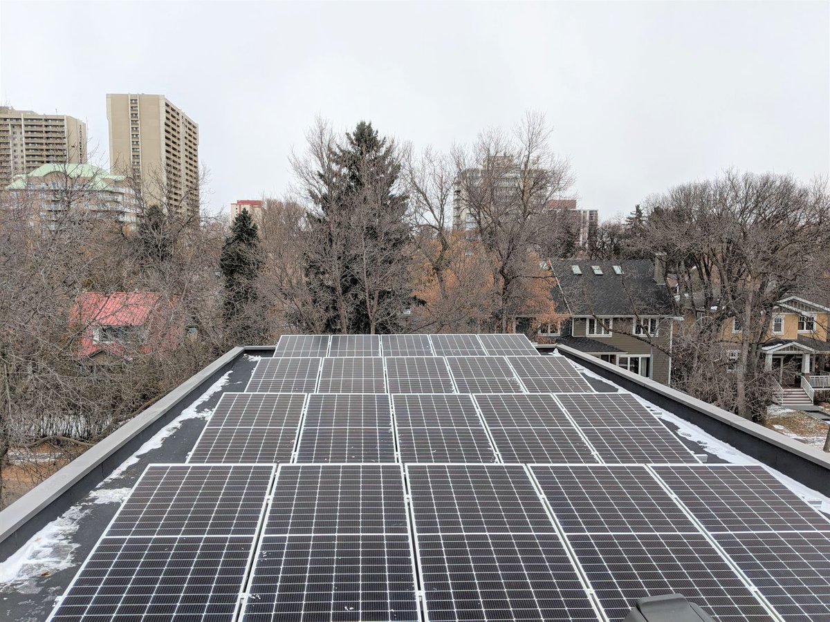 SkyFireEnergy's tweet photo. SkyFire Array of the Week
This 18.8kW system with Tesla Powerwall sits on top of a net-zero @Effecthomes house in Edmonton, Alberta. The Tesla Powerwall will back up the majority of the home's electrical needs. Awesome! #albertabuilders #teslapowerwall #yegsolar https://t.co/xFF03zJZT2